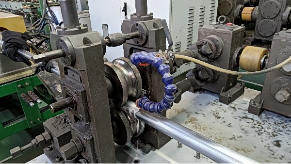 新能源電池行業(yè)的304和316L不銹鋼焊管材質(zhì)對比